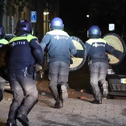 Video | ME voert charges uit tegen grote groep jongeren in Den Haag