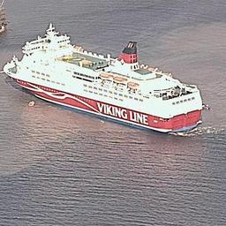 Finse veerboot loopt vast bij eiland, passagiers worden geëvacueerd