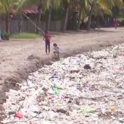 Video | Hondurees strand geplaagd door aangespoeld afval