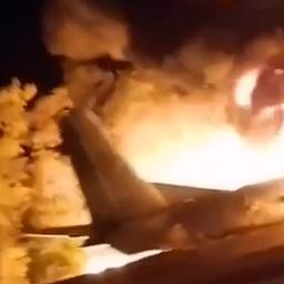 Video | Militair transportvliegtuig gecrasht tijdens landing in Oekraïne