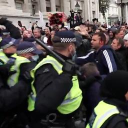 Video | Politie gebruikt wapenstok bij protest tegen coronaregels in Londen