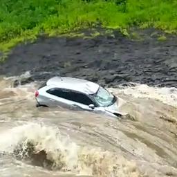 Video | Rivier sleurt auto in India van waterval af