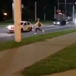 Video | Taxichauffeur in Belarus helpt demonstrant ontsnappen