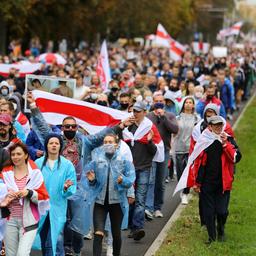 Tienduizenden betogers bij mars voor ‘echte president Tikhanovskaya’ in Belarus