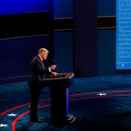 Trump en Biden kibbelen in chaotisch en ongekend vijandig eerste debat