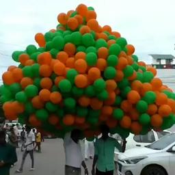 Video | Waterstofballonnen exploderen boven hoofden van Indiase feestvierders