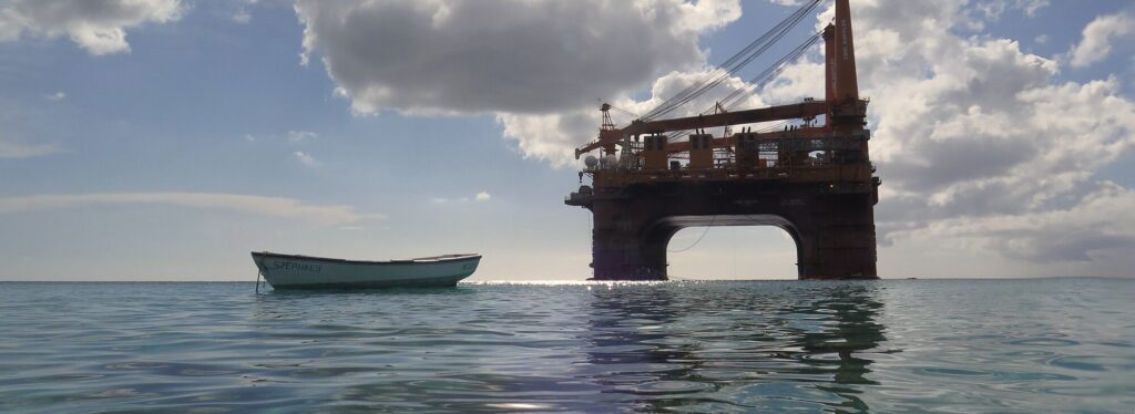 Follow the Money: Olieplatform dat rif op Curaçao vernielde knijpt er nu stilletjes tussenuit