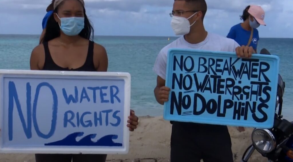 Video | Protesten tegen mogelijk dolfinarium, regering trekt waterrechten in