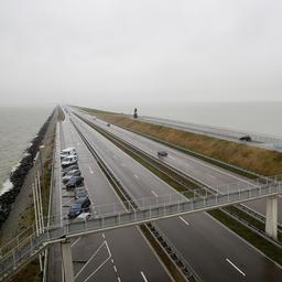 Afsluitdijk richting Friesland dicht vanwege ongeval met vrachtwagen