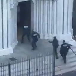Video | Agenten rennen kerk in na aanval met mes in Nice