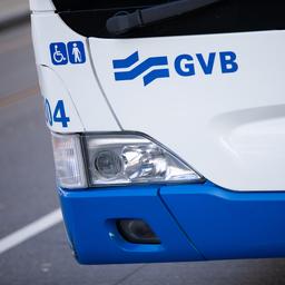 Amsterdamse buschauffeur met verwondingen in ziekenhuis na mishandeling
