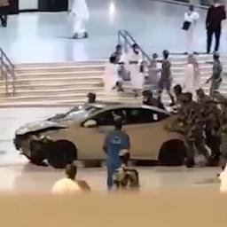 Video | Auto rijdt in op grote moskee in Mekka
