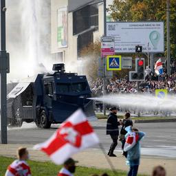 Belarussische politie zet waterkanon in tegen demonstranten in Belarus
