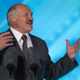 Belarussische president Lukashenko spreekt met vastgezette oppositieleden