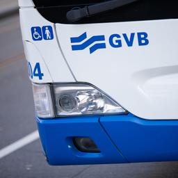Buschauffeur Amsterdam mishandeld door passagier die mondkapje weigerde