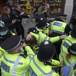 Video | Coronademonstranten op de vuist met politie bij protest in Londen