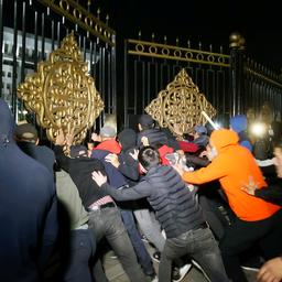 Demonstranten bezetten regeringsgebouw in hoofdstad van Kirgizië