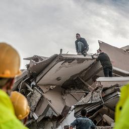 Dodental aardbeving Turkije en Griekenland stijgt naar 14, ruim 400 gewonden