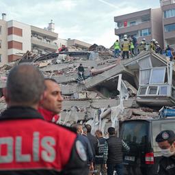 Dodental aardbeving Turkije en Griekenland stijgt naar 24, ruim 800 gewonden