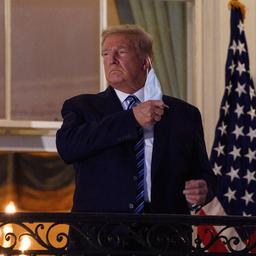 Donald Trump keert terug in het Witte Huis, doet meteen mondkapje af