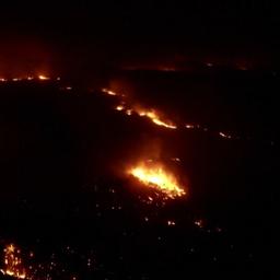 Video | Drone filmt natuurbrand die Argentijnse woningen bedreigt