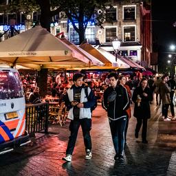 Drukte in horeca voor sluiting, politie legt feest in Den Haag stil
