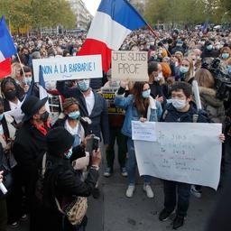 Duizenden wonen herdenking bij ter ere aan onthoofde leraar in Parijs