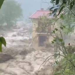 Video | Frans huis wordt weggespoeld door hevige overstromingen