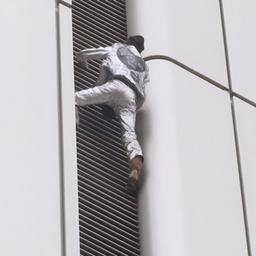 Video | ‘Franse Spiderman’ beklimt hoog gebouw in Frankfurt