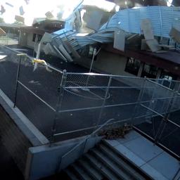 Video | Harde wind blaast dak van basisschool in Washington