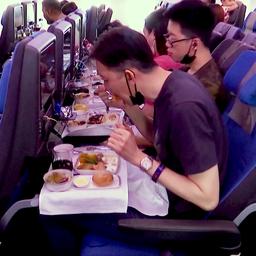 Video | Honderden mensen eten vliegtuigmaaltijd op de grond in Singapore