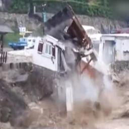 Video | Huis rivier ingesleurd door flinke overstromingen in Frankrijk
