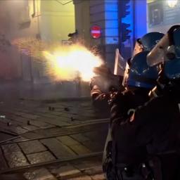 Video | Italiaanse politie vuurt lichtgranaten af bij protest tegen maatregelen