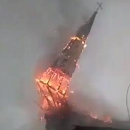Video | Kerken gaan in vlammen op bij antiregeringsdemonstraties in Chili