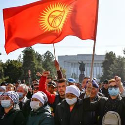 Kirgizische president treedt af na rellen om omstreden verkiezingsuitslag