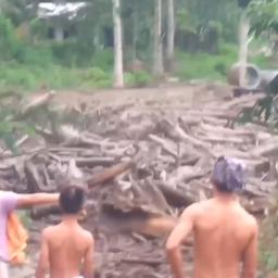 Video | Kolkende rivier sleurt rotsen en boomstammen door Filipijnse stad