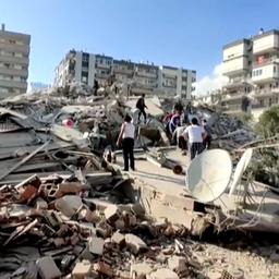 Video | Metershoog flatgebouw stort in na aardbeving in Izmir