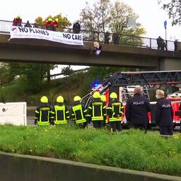 Video | Milieuactivisten bungelen aan brug en blokkeren Duitse snelweg