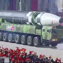 Video | Noord-Korea toont enorme langeafstandsraket bij militaire parade