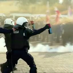 Video | Poolse politie verdedigt zich met ‘walm’ van traangas in Warschau
