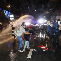 Thaise politie zet waterkanonnen in om massale protesten te beëindigen