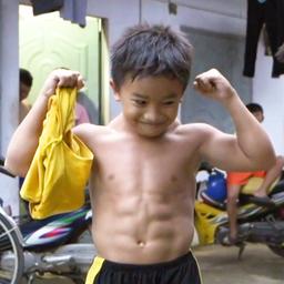 Video | Tienjarige Vietnamees is extreem gespierd door aandoening