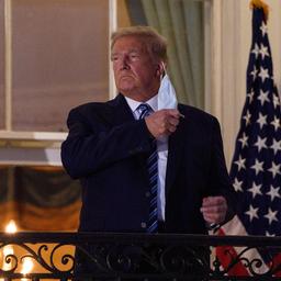 Trump keert terug in het Witte Huis en doet meteen mondkapje af