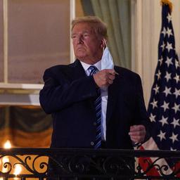 Trump verbreekt thuisisolatie en is weer aan het werk in Witte Huis
