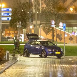 Twee personen met explosieve stof in auto aangehouden bij Schiphol