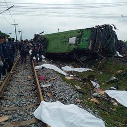Twintig doden en tientallen gewonden bij treinbotsing in Thailand