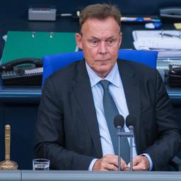 Vicevoorzitter Duitse Bondsdag zakt in bij tv-opname en overlijdt