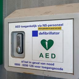 Volgend jaar hangt op ieder treinstation in Nederland een defibrillator