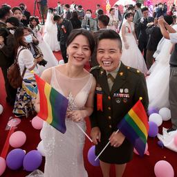 Voor het eerst lhbti-koppels getrouwd bij militaire massabruiloft in Taiwan