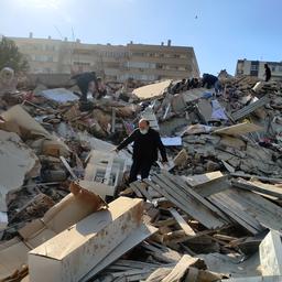Zeker 4 doden en 120 gewonden bij zware aardbeving in Egeïsche Zee